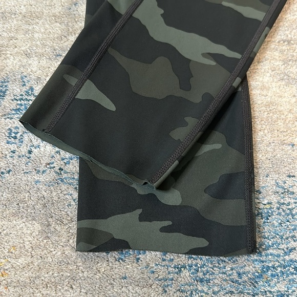 CAMO CONTENDER 7/8 TIGHT IN POWERLIFT Size Small (Raw Hem) - Picture 5 of 7